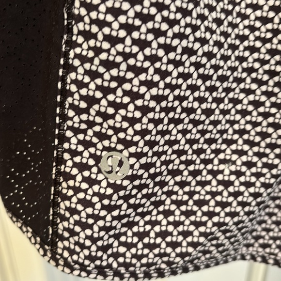 Lululemon. Speed up high rise lined shorts 2.5”. Black and white - Picture 3 of 4